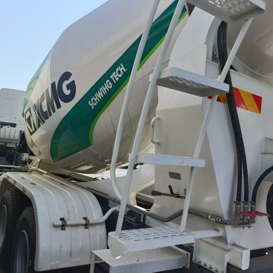 Howo HOWO 371 concrete truck 10CM3 - Camion malaxeur: photos 4 Howo HOWO 371 concrete truck 10CM3 - Camion malaxeur: photos 4