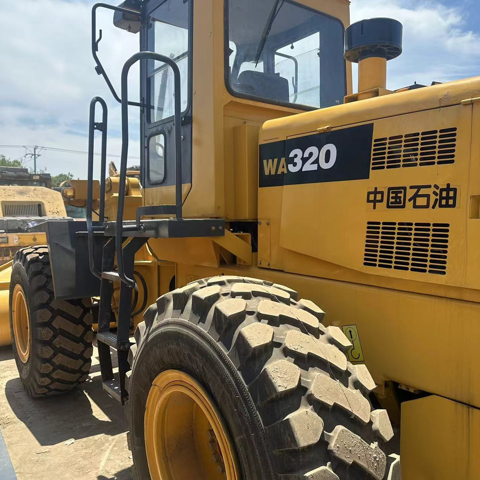 Komatsu WA320 - Chargeuse sur pneus: photos 1 Komatsu WA320 - Chargeuse sur pneus: photos 1