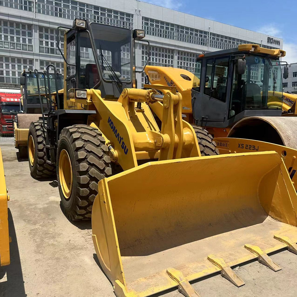 Komatsu WA320 - Chargeuse sur pneus: photos 3 Komatsu WA320 - Chargeuse sur pneus: photos 3