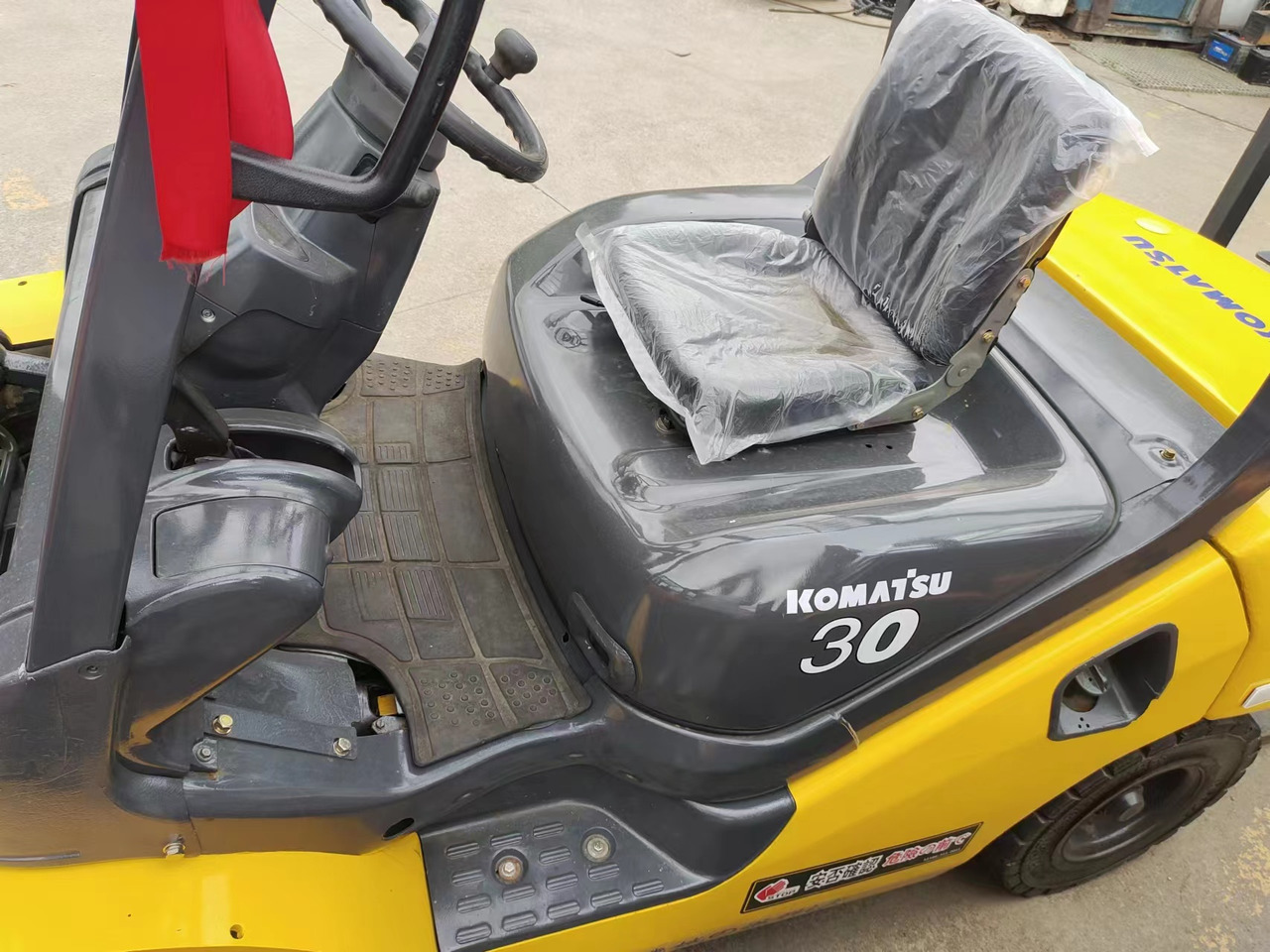 KOMATSU FD30 - Chariot élévateur diesel: photos 2 KOMATSU FD30 - Chariot élévateur diesel: photos 2