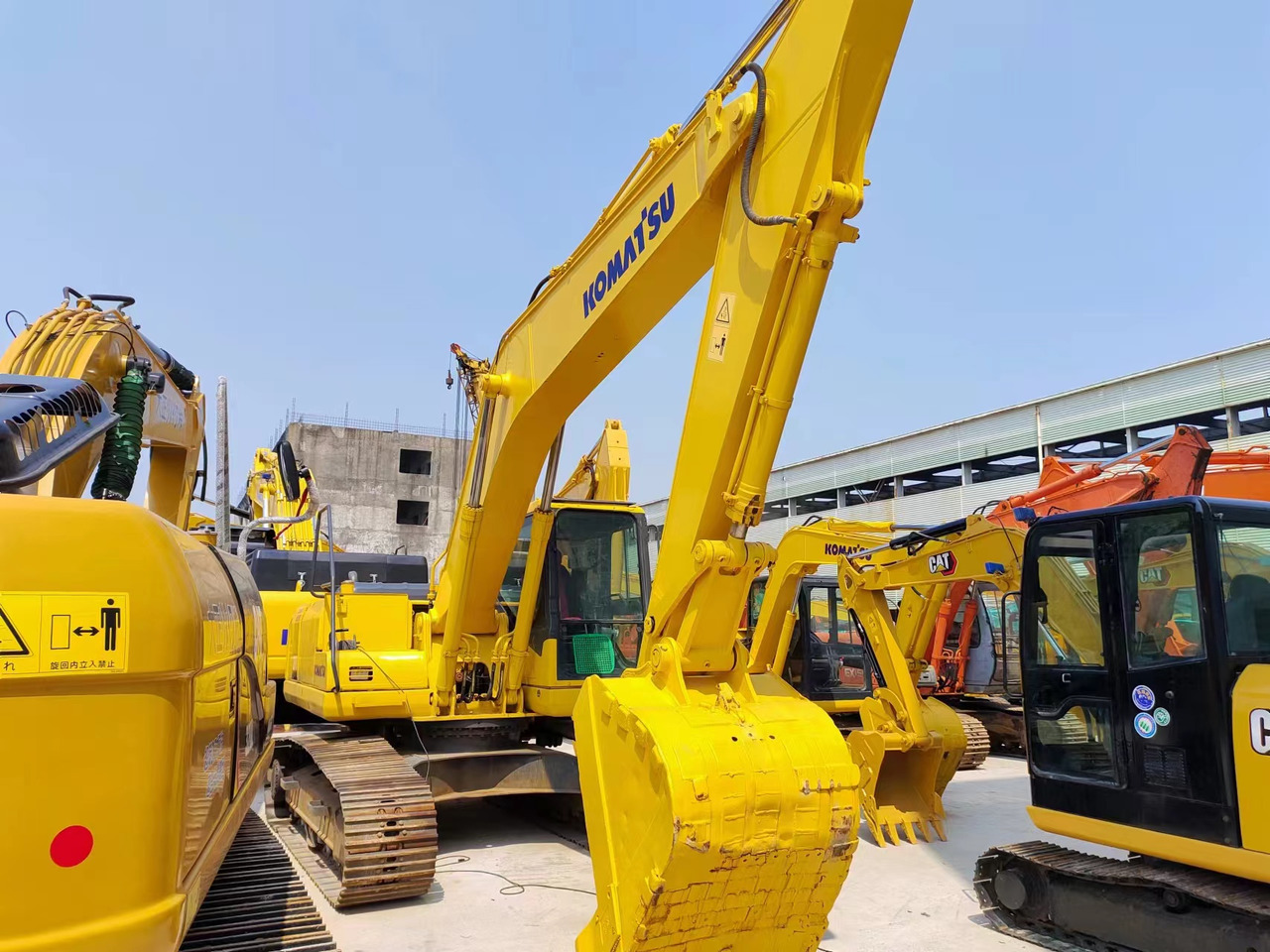 KOMATSU PC200-7 - Pelle sur chenille: photos 1 KOMATSU PC200-7 - Pelle sur chenille: photos 1