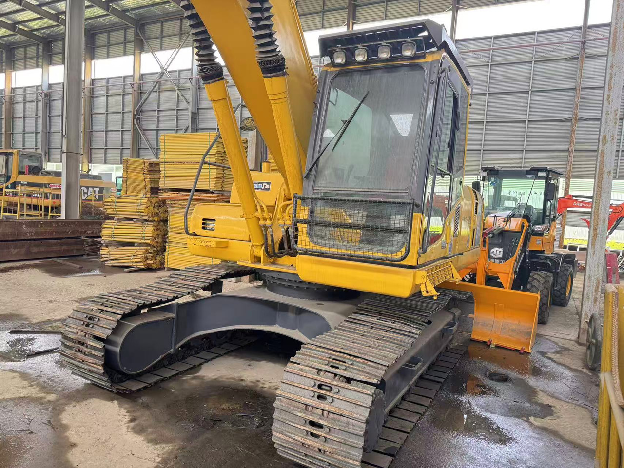 KOMATSU PC200-8 - Pelle sur chenille: photos 3 KOMATSU PC200-8 - Pelle sur chenille: photos 3