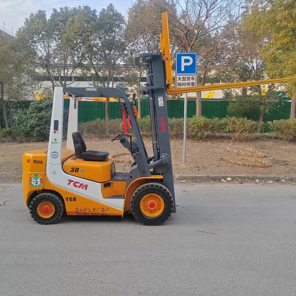 TCM FD30 diesel ISUZU engine forklift from Japan - Chariot élévateur diesel: photos 1 TCM FD30 diesel ISUZU engine forklift from Japan - Chariot élévateur diesel: photos 1