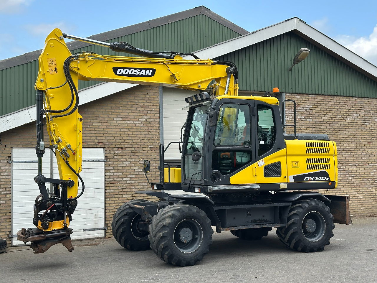 Doosan DX140W-5 - Pelle sur pneus: photos 2 Doosan DX140W-5 - Pelle sur pneus: photos 2