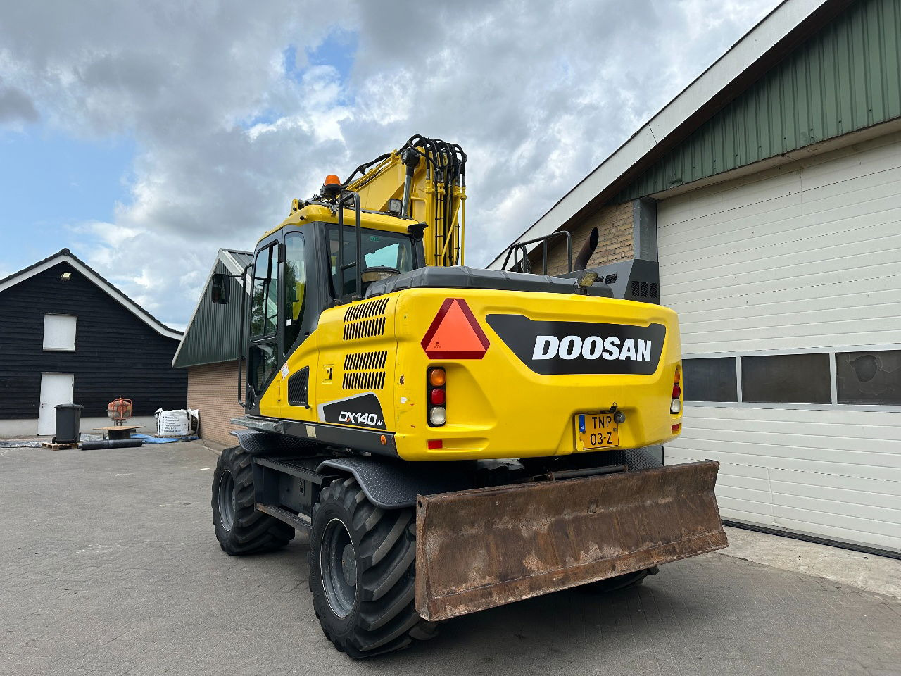 Doosan DX140W-5 - Pelle sur pneus: photos 4 Doosan DX140W-5 - Pelle sur pneus: photos 4