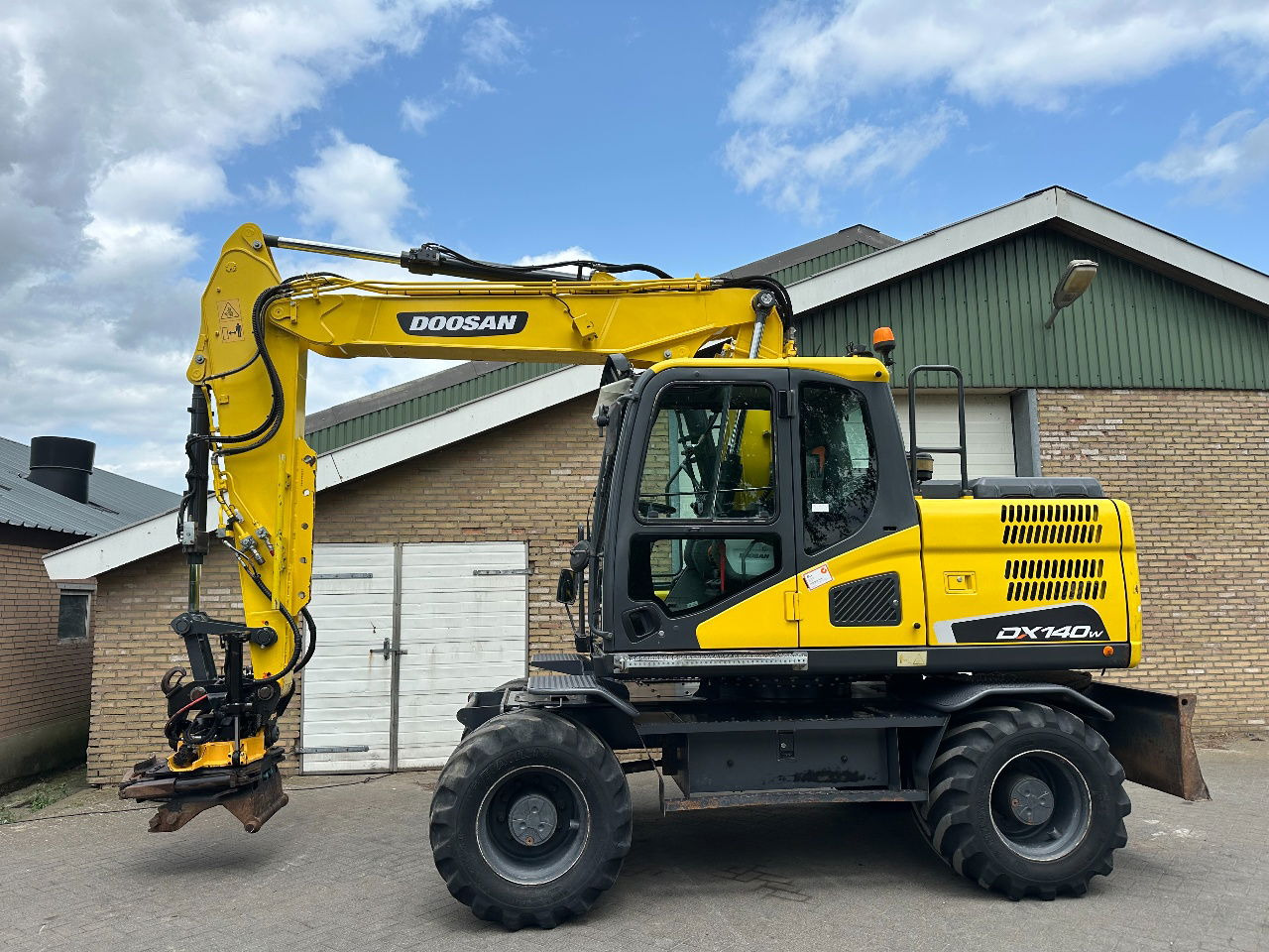 Doosan DX140W-5 - Pelle sur pneus: photos 1 Doosan DX140W-5 - Pelle sur pneus: photos 1