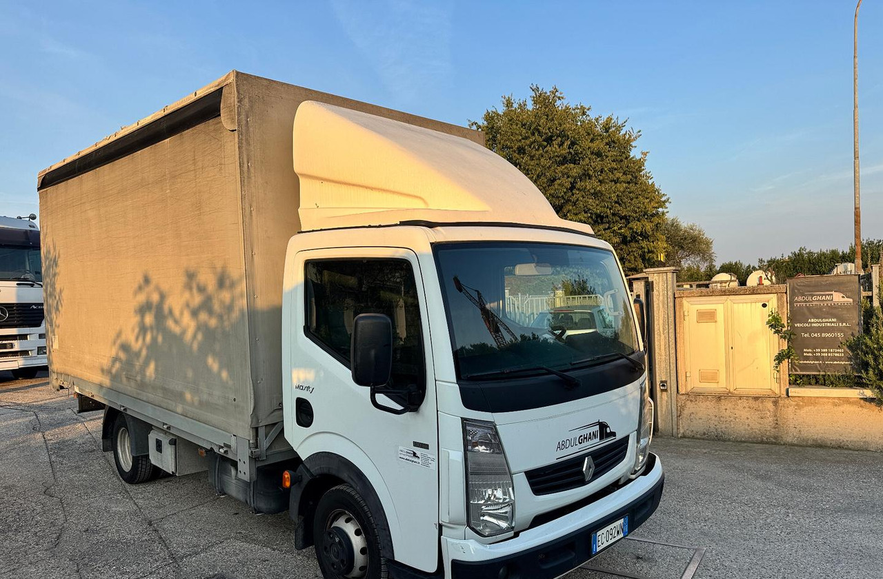 Renault Trucks Maxity 130.35 - 2011 - Camion à rideaux coulissants: photos 1 Renault Trucks Maxity 130.35 - 2011 - Camion à rideaux coulissants: photos 1