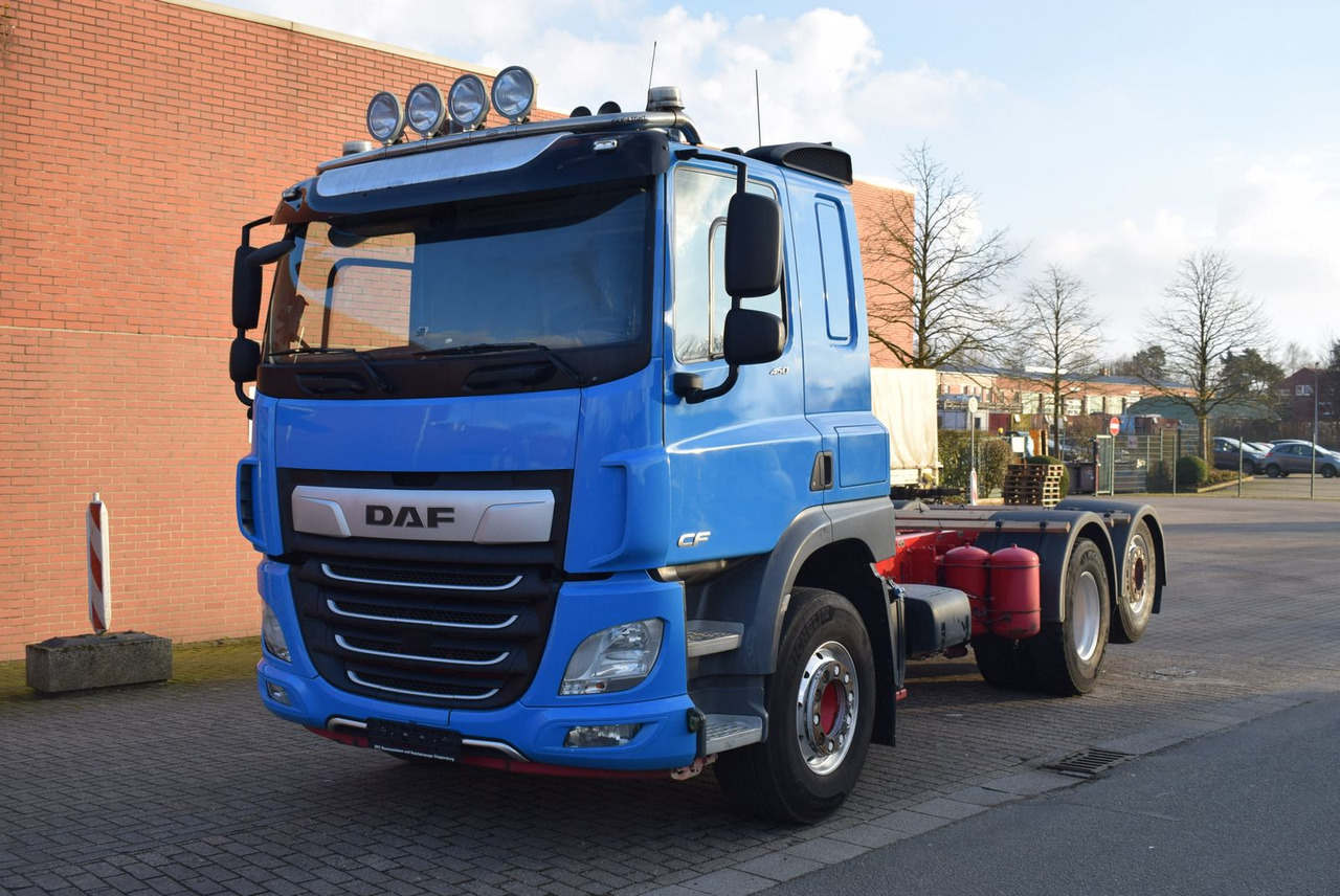 DAF CF 450 6x2 Fahrgestell Klima Navi Lift Retarder - Camion benne: photos 1 DAF CF 450 6x2 Fahrgestell Klima Navi Lift Retarder - Camion benne: photos 1