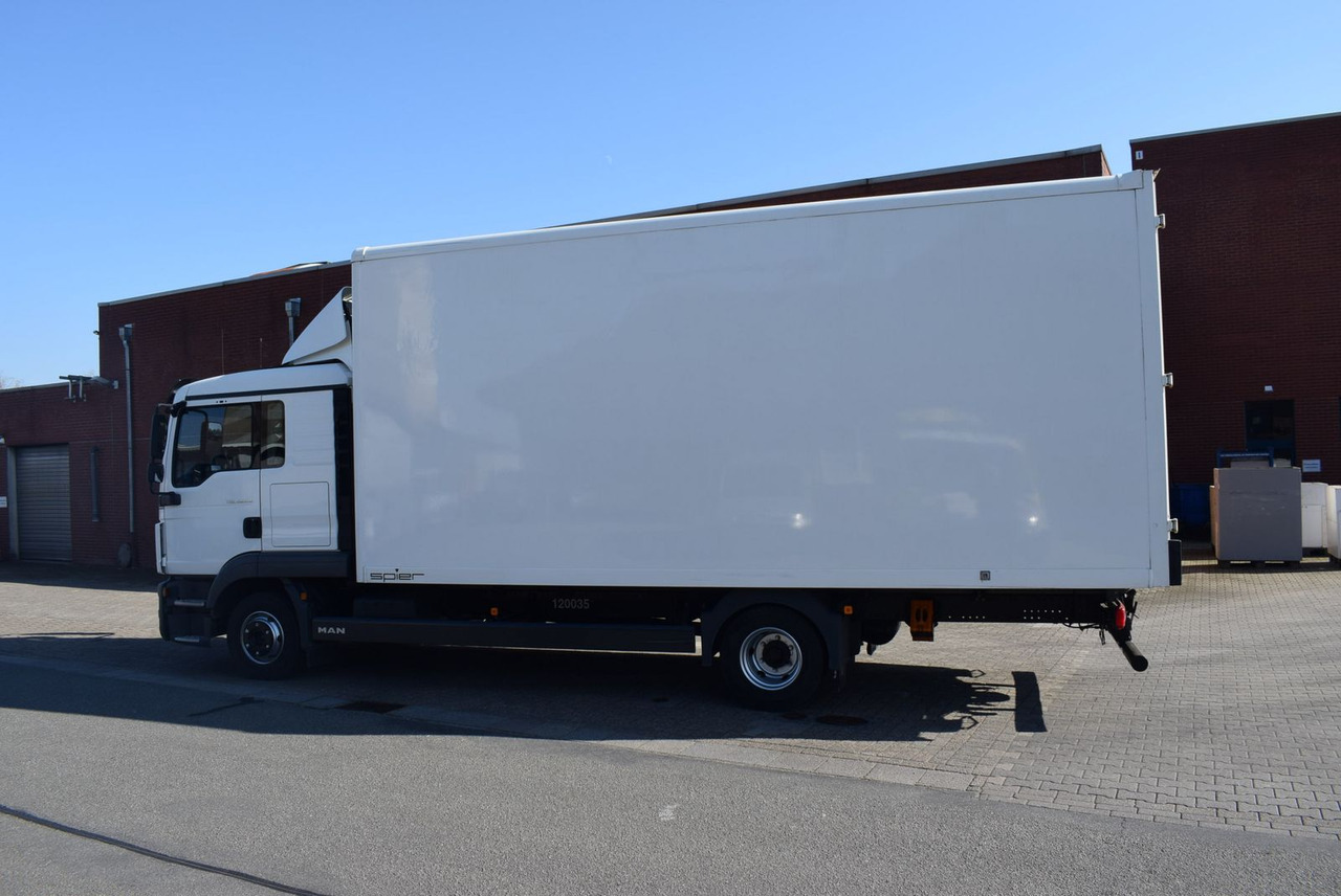 MAN TGL 8.220 Möbelkoffer 3-Sitzer Bett AHK Klima - Fourgon grand volume: photos 4 MAN TGL 8.220 Möbelkoffer 3-Sitzer Bett AHK Klima - Fourgon grand volume: photos 4