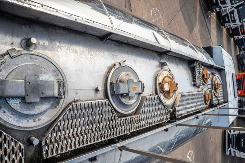 Renault PREMIUM 370 DXI +MAGYAR INOX 13.000 L/4comp. - Camion citerne: photos 5 Renault PREMIUM 370 DXI +MAGYAR INOX 13.000 L/4comp. - Camion citerne: photos 5