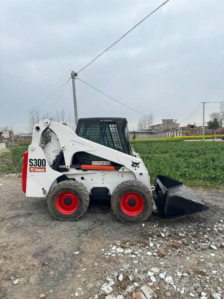Bobcat S 300 - Mini chargeuse: photos 1 Bobcat S 300 - Mini chargeuse: photos 1