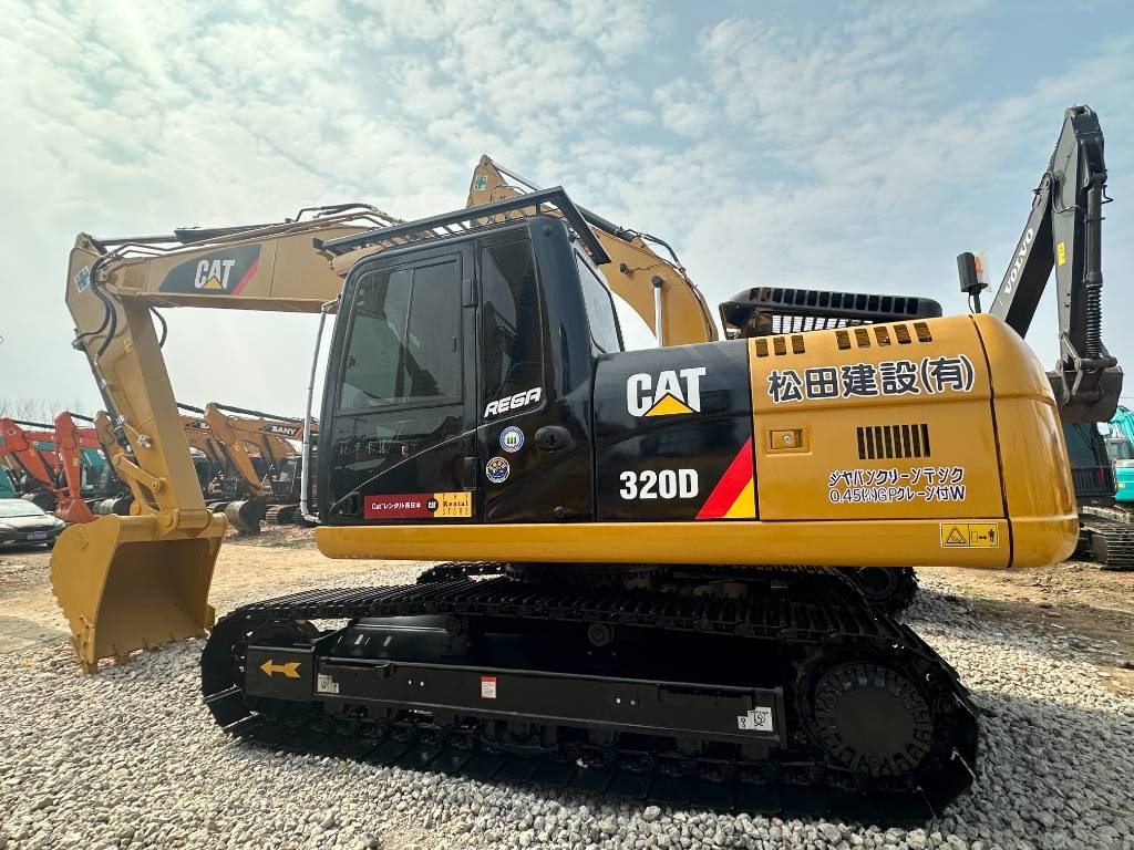 CAT 320D2L - Pelle sur chenille: photos 1 CAT 320D2L - Pelle sur chenille: photos 1