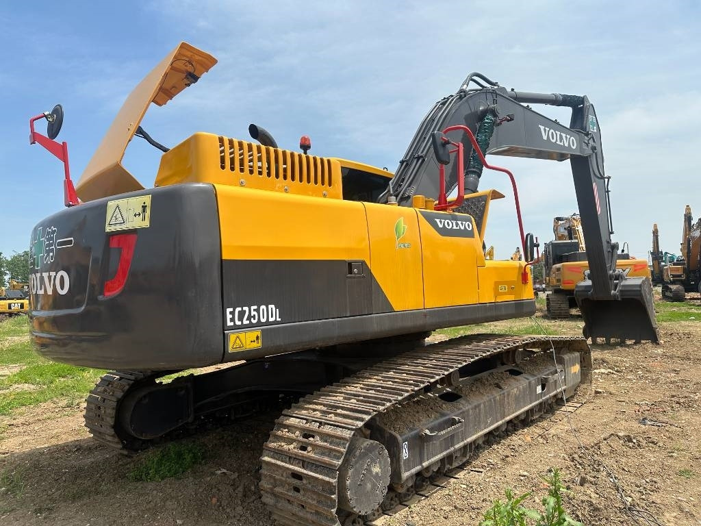 Volvo EC 250 D - Pelle sur chenille: photos 1 Volvo EC 250 D - Pelle sur chenille: photos 1