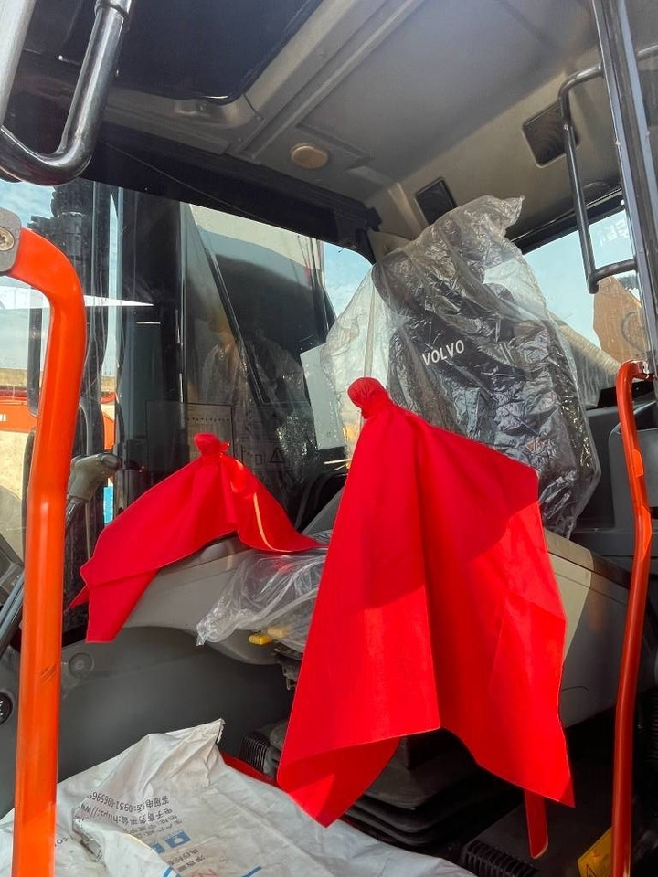 Volvo EC 380 D L - Pelle sur chenille: photos 4 Volvo EC 380 D L - Pelle sur chenille: photos 4