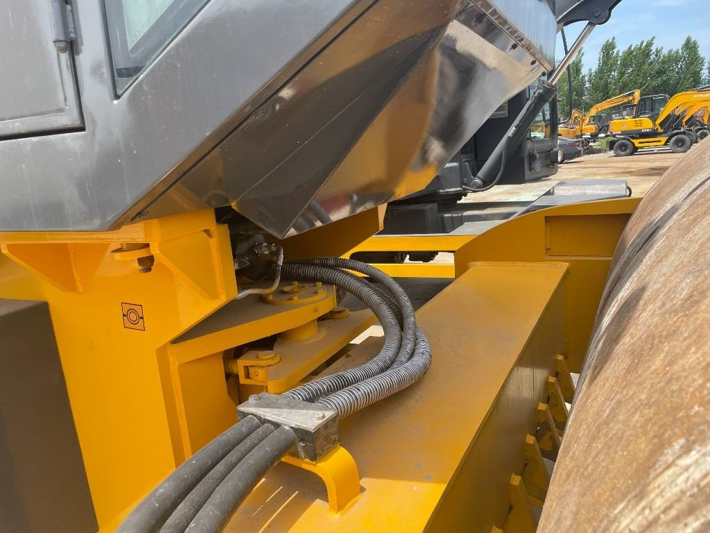 XCMG XS 223 J - Compacteur à pieds de mouton/ Monocylindre: photos 3 XCMG XS 223 J - Compacteur à pieds de mouton/ Monocylindre: photos 3