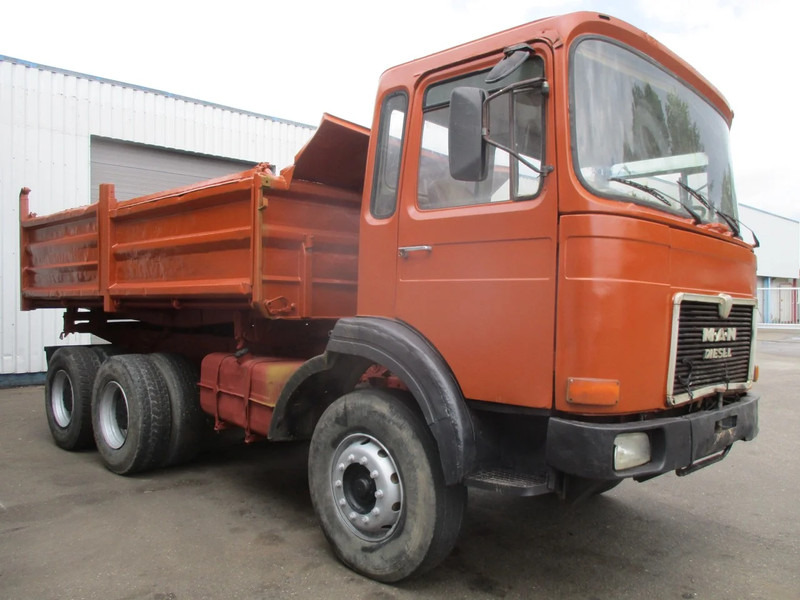 MAN 26.321 6x4 , 3 way tipper , ZF Manual , Spring suspension - Camion benne: photos 4 MAN 26.321 6x4 , 3 way tipper , ZF Manual , Spring suspension - Camion benne: photos 4