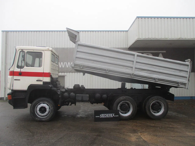 MAN 26 322 ZF Manual , 6x4 , 3 way tipper , Spring suspension - Camion benne: photos 2 MAN 26 322 ZF Manual , 6x4 , 3 way tipper , Spring suspension - Camion benne: photos 2