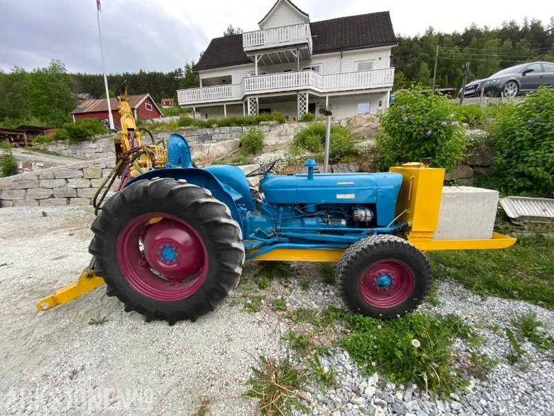 1963 Fordson Superdexta, H-J3 Hydraulic excavator - Tracteur agricole: photos 5 1963 Fordson Superdexta, H-J3 Hydraulic excavator - Tracteur agricole: photos 5
