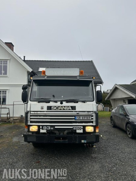 1995 Scania P93 tippbil med kran - Camion benne: photos 2 1995 Scania P93 tippbil med kran - Camion benne: photos 2