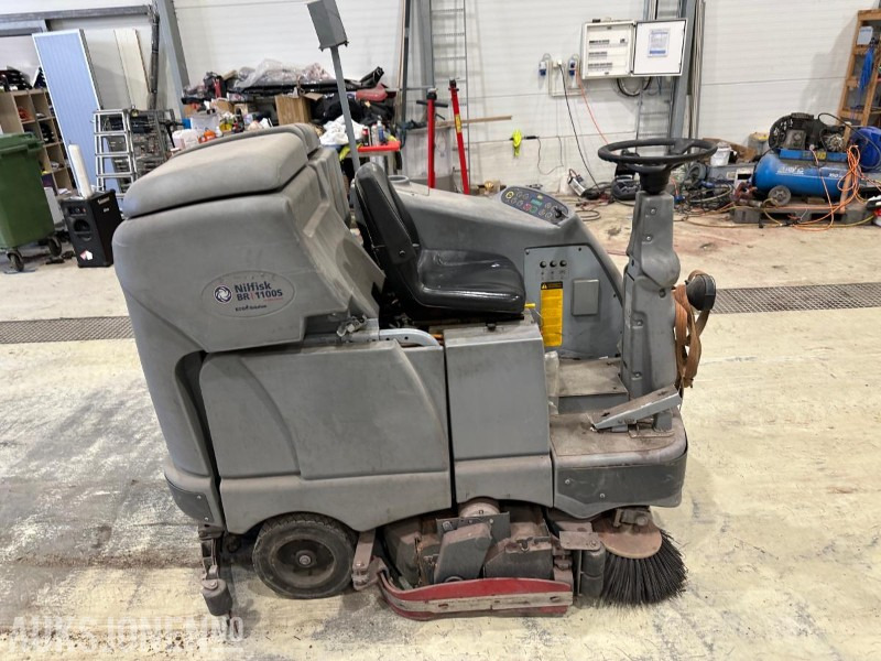 2008 Nilfisk BR1100S Koste og feiemaskin - Matériel de chantier: photos 1 2008 Nilfisk BR1100S Koste og feiemaskin - Matériel de chantier: photos 1