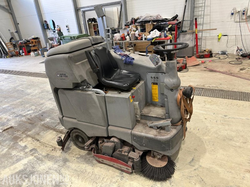 2008 Nilfisk BR1100S Koste og feiemaskin - Matériel de chantier: photos 2 2008 Nilfisk BR1100S Koste og feiemaskin - Matériel de chantier: photos 2