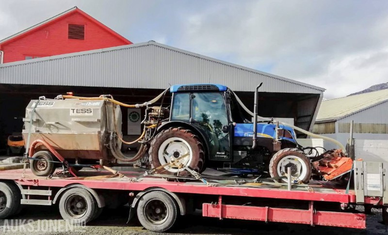 2011 New Holland T4050 - Traktor med spyleutstyr, spesielt laget for rengjøring av dekke på friidrettsbaner / løpebaner - Tracteur agricole: photos 5 2011 New Holland T4050 - Traktor med spyleutstyr, spesielt laget for rengjøring av dekke på friidrettsbaner / løpebaner - Tracteur agricole: photos 5