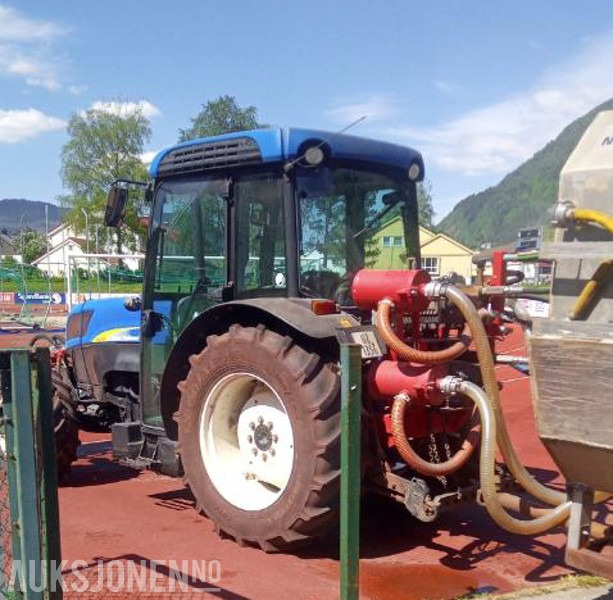 2011 New Holland T4050 - Traktor med spyleutstyr, spesielt laget for rengjøring av dekke på friidrettsbaner / løpebaner - Tracteur agricole: photos 4 2011 New Holland T4050 - Traktor med spyleutstyr, spesielt laget for rengjøring av dekke på friidrettsbaner / løpebaner - Tracteur agricole: photos 4