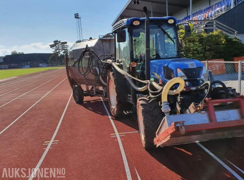 2011 New Holland T4050 - Traktor med spyleutstyr, spesielt laget for rengjøring av dekke på friidrettsbaner / løpebaner - Tracteur agricole: photos 3 2011 New Holland T4050 - Traktor med spyleutstyr, spesielt laget for rengjøring av dekke på friidrettsbaner / løpebaner - Tracteur agricole: photos 3