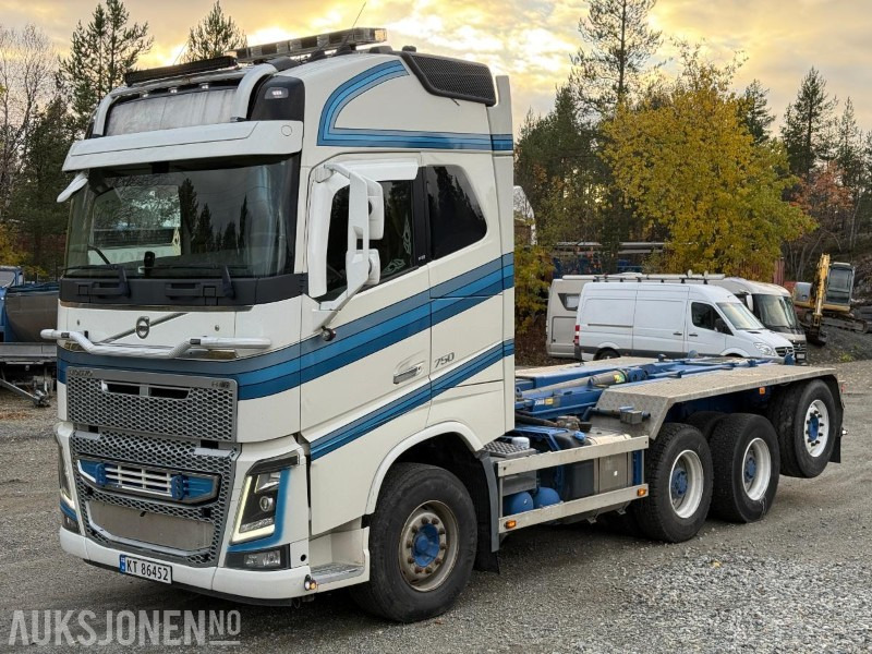 2013 Volvo FH16 750 8X4 - 430 000km - Krokbil - Kran hydraulikk - Brøyteplate - Camion ampliroll: photos 1 2013 Volvo FH16 750 8X4 - 430 000km - Krokbil - Kran hydraulikk - Brøyteplate - Camion ampliroll: photos 1