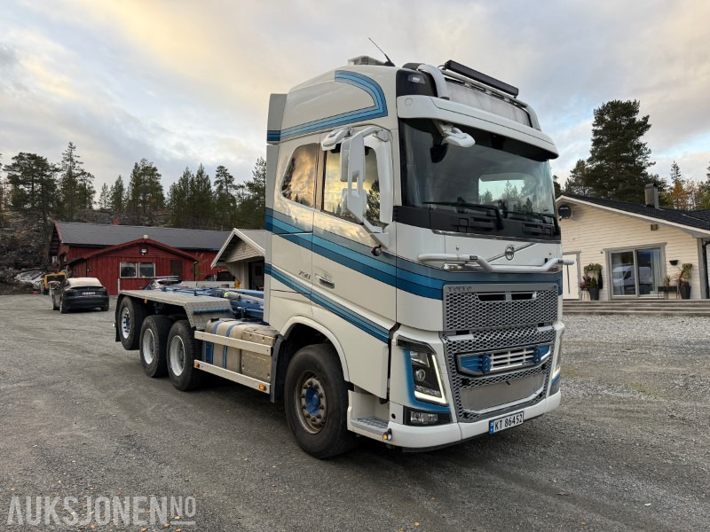 2013 Volvo FH16 750 8X4 - 430 000km - Krokbil - Kran hydraulikk - Brøyteplate - Camion ampliroll: photos 3 2013 Volvo FH16 750 8X4 - 430 000km - Krokbil - Kran hydraulikk - Brøyteplate - Camion ampliroll: photos 3