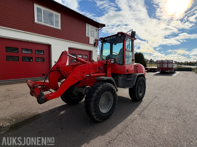 2013 Volvo L30B-Z7X Hjullaster - 6650kg - Ryggekamera - Universalskuff - Pallegafler - Chargeuse sur pneus: photos 1 2013 Volvo L30B-Z7X Hjullaster - 6650kg - Ryggekamera - Universalskuff - Pallegafler - Chargeuse sur pneus: photos 1