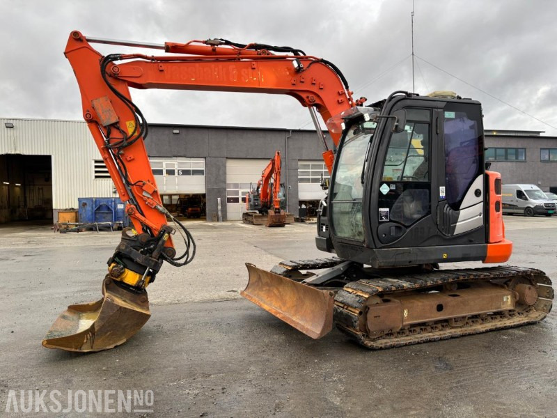 2014 HITACHI ZAXIS 85US-5A. 8.3T. S50. ENGCON TILTROTATOR. SENTRALSMØRING. PUSSESKUFF. 10434TIMER - Pelle: photos 2 2014 HITACHI ZAXIS 85US-5A. 8.3T. S50. ENGCON TILTROTATOR. SENTRALSMØRING. PUSSESKUFF. 10434TIMER - Pelle: photos 2
