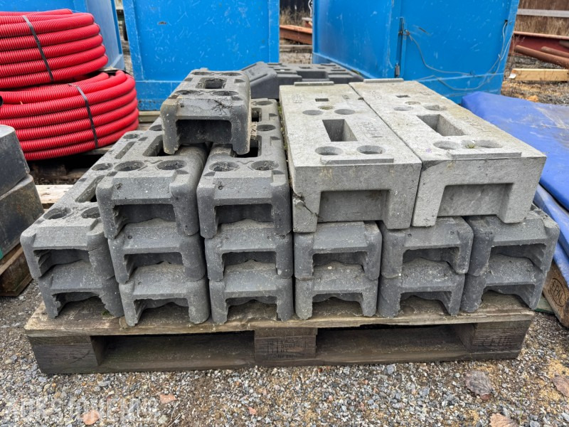 23 stk Gjerde og skiltfundament - Matériel de chantier: photos 1 23 stk Gjerde og skiltfundament - Matériel de chantier: photos 1