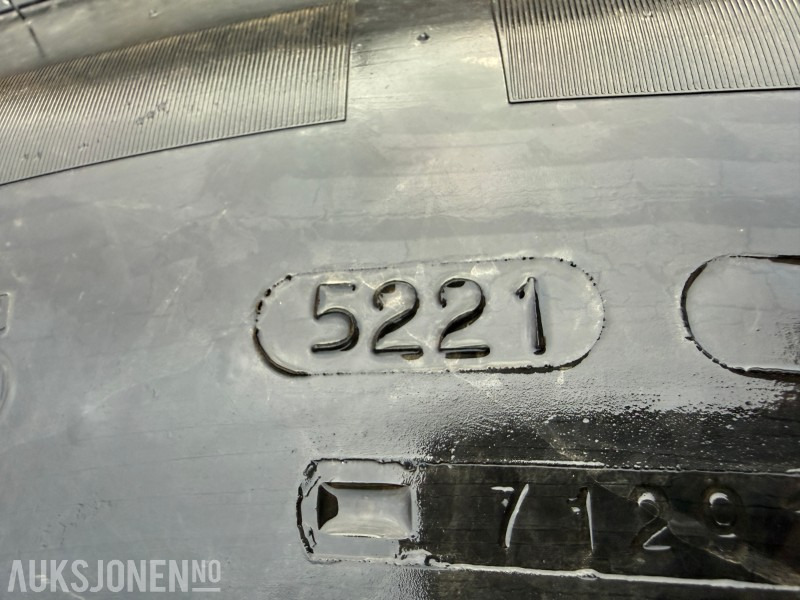 4 stk traktordekk med pigg stått på New Holland T5060 - Tracteur agricole: photos 3 4 stk traktordekk med pigg stått på New Holland T5060 - Tracteur agricole: photos 3