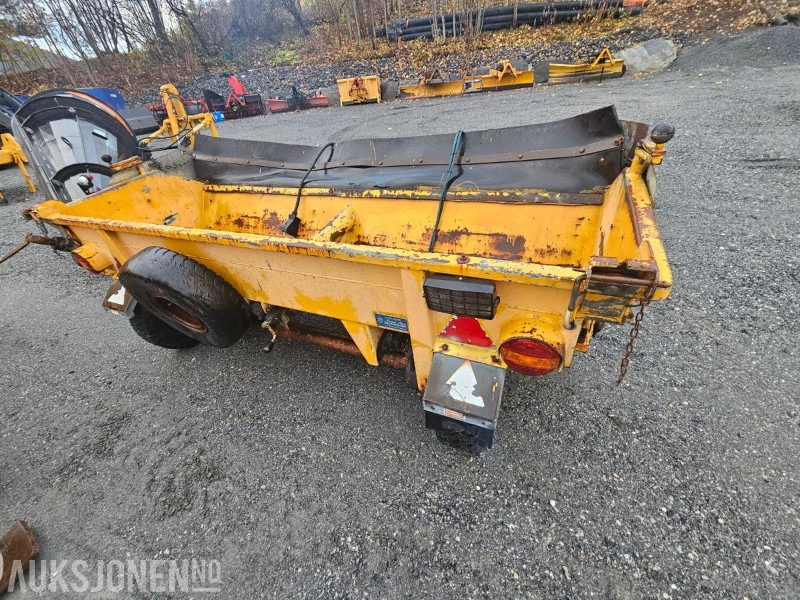 1991 Falköping Sandstrøer / Slepestrøer med hjul - Slepefeste - Type B10LU - 1 m3 - Machine agricole: photos 2 1991 Falköping Sandstrøer / Slepestrøer med hjul - Slepefeste - Type B10LU - 1 m3 - Machine agricole: photos 2