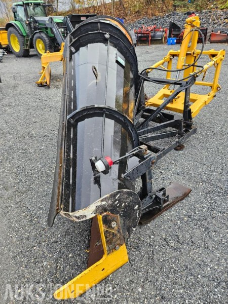 1992 Øveraasen diagonalplog DL 285 B - Største bredde 2900 mm - Med parallellogram - Hydraulisk løft - Machine agricole: photos 2 1992 Øveraasen diagonalplog DL 285 B - Største bredde 2900 mm - Med parallellogram - Hydraulisk løft - Machine agricole: photos 2
