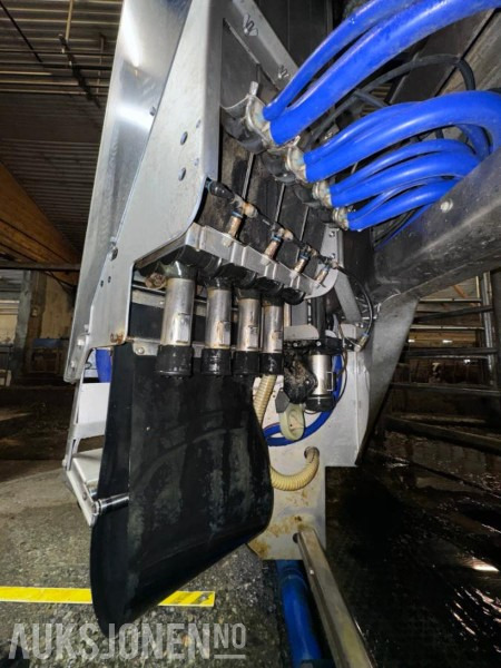 Machine agricole 2013 DeLaval VMS melkerobot med 1 kraftfôrstasjon FSC40 - Høyre utgave - Steam - Innredning og grinder foran - Vakuumpumpe - Fortsatt i daglig drift: photos 12