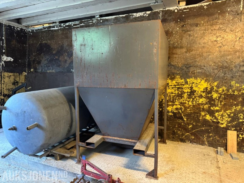Flyttbar silo som fint rommer 2 storsekker - Machine agricole: photos 1 Flyttbar silo som fint rommer 2 storsekker - Machine agricole: photos 1