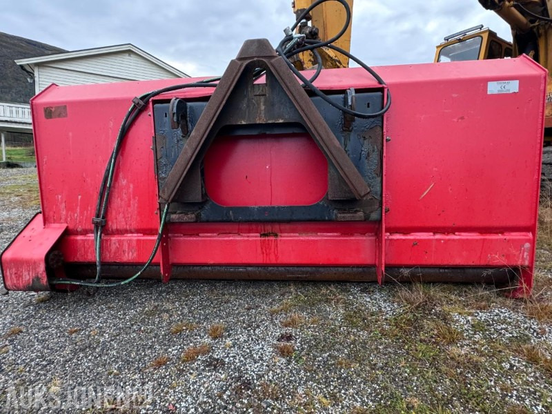 Tokvam selvlastende sandstrøer SMA 1600 - Strøbredde ca 2300 mm - Triangelkobling - 1600 L - Machine agricole: photos 2 Tokvam selvlastende sandstrøer SMA 1600 - Strøbredde ca 2300 mm - Triangelkobling - 1600 L - Machine agricole: photos 2