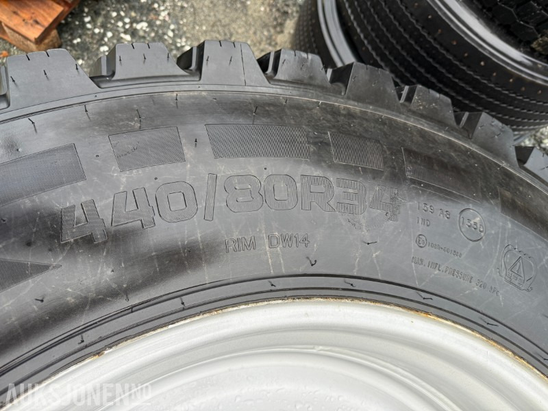 Traktordekk med pigg stått på New Holland T5060 - Machine agricole: photos 2 Traktordekk med pigg stått på New Holland T5060 - Machine agricole: photos 2