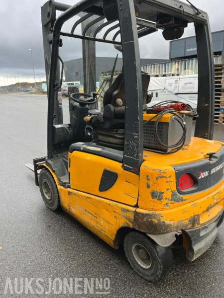 2002 Jungheinrich EFG-VAC 22 - Gaffeltruck - Truck - Matériel de manutention: photos 2 2002 Jungheinrich EFG-VAC 22 - Gaffeltruck - Truck - Matériel de manutention: photos 2