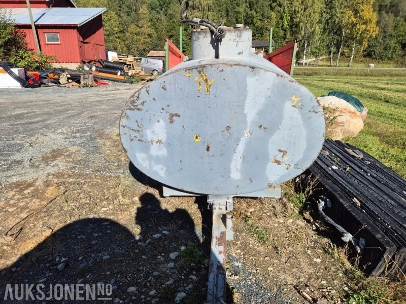 Mobil Dieseltank med hjulgang ca 1900 l - Matériel de chantier: photos 2 Mobil Dieseltank med hjulgang ca 1900 l - Matériel de chantier: photos 2