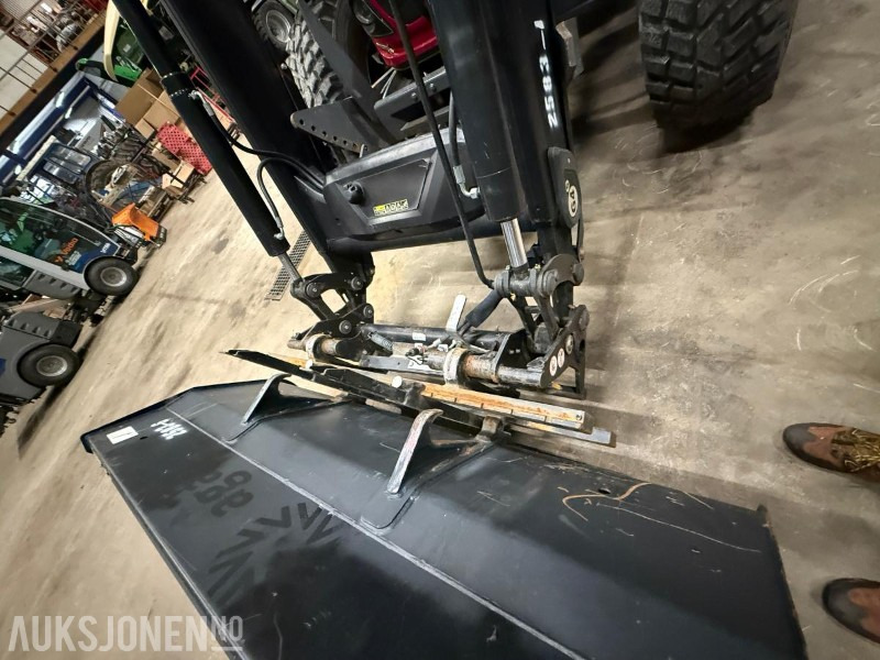 Valtra A104 m Laster, skuffe og pallegaffel - Tracteur agricole: photos 3 Valtra A104 m Laster, skuffe og pallegaffel - Tracteur agricole: photos 3