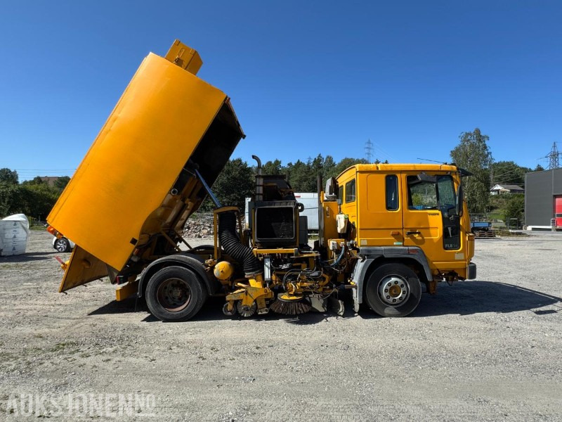 1998 Volvo FL614 feiebil m/ Johnston-Beam S5000 | 135 965 km | 4 638 t | Automat - Véhicule de voirie/ Spécial: photos 3 1998 Volvo FL614 feiebil m/ Johnston-Beam S5000 | 135 965 km | 4 638 t | Automat - Véhicule de voirie/ Spécial: photos 3
