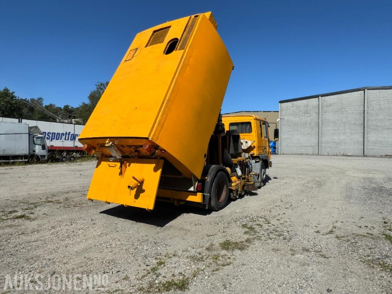 1998 Volvo FL614 feiebil m/ Johnston-Beam S5000 | 135 965 km | 4 638 t | Automat - Véhicule de voirie/ Spécial: photos 4 1998 Volvo FL614 feiebil m/ Johnston-Beam S5000 | 135 965 km | 4 638 t | Automat - Véhicule de voirie/ Spécial: photos 4