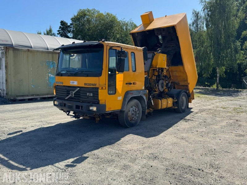 1998 Volvo FL614 feiebil m/ Johnston-Beam S5000 | 135 965 km | 4 638 t | Automat - Véhicule de voirie/ Spécial: photos 1 1998 Volvo FL614 feiebil m/ Johnston-Beam S5000 | 135 965 km | 4 638 t | Automat - Véhicule de voirie/ Spécial: photos 1