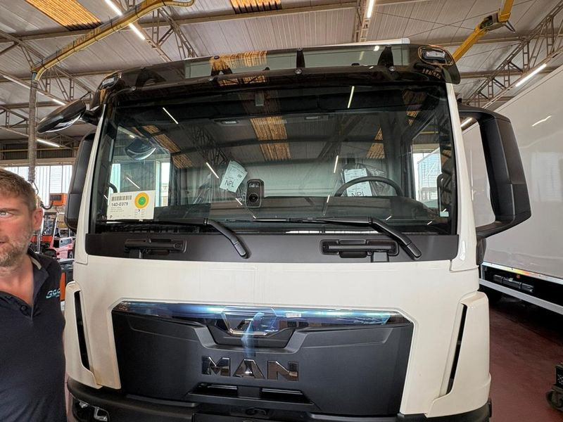 CUBO CON PEDANA 4x2 250hp MAN TGL 12.250 4x2 BL CH - Camion fourgon: photos 3 CUBO CON PEDANA 4x2 250hp MAN TGL 12.250 4x2 BL CH - Camion fourgon: photos 3