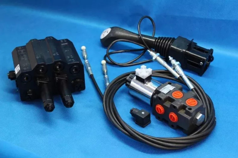 Akon LVM92 Case IH, International Harvester, John Deere, Kubota - Chargeur frontal pour tracteur pour Chargeur frontal pour tracteur: photos 1 Akon LVM92 Case IH, International Harvester, John Deere, Kubota - Chargeur frontal pour tracteur pour Chargeur frontal pour tracteur: photos 1