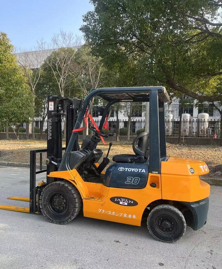 Toyota 7FD30 - Chariot élévateur diesel: photos 2 Toyota 7FD30 - Chariot élévateur diesel: photos 2