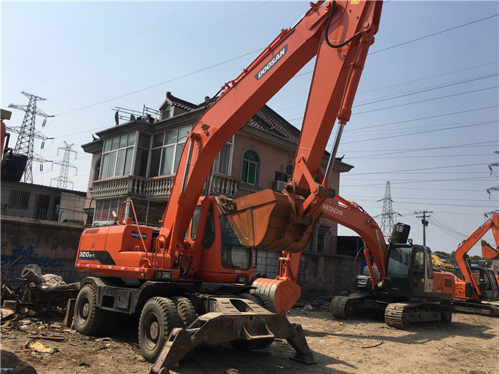 Doosan DH210w-7 wheel excavator - Pelle sur pneus: photos 3 Doosan DH210w-7 wheel excavator - Pelle sur pneus: photos 3